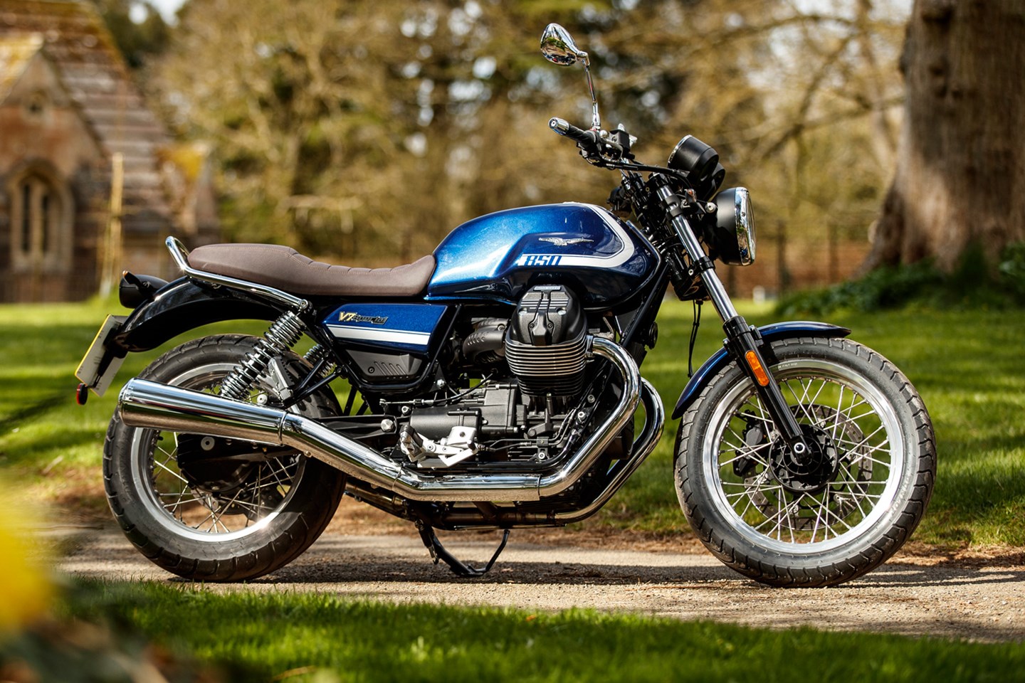 Checking the Moto Guzzi V7 Weight: Specs and Comparisons (Light or Heavy?)