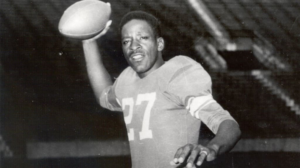 Who is Willie Thrower? The Story of a Football Pioneer You Should Know
