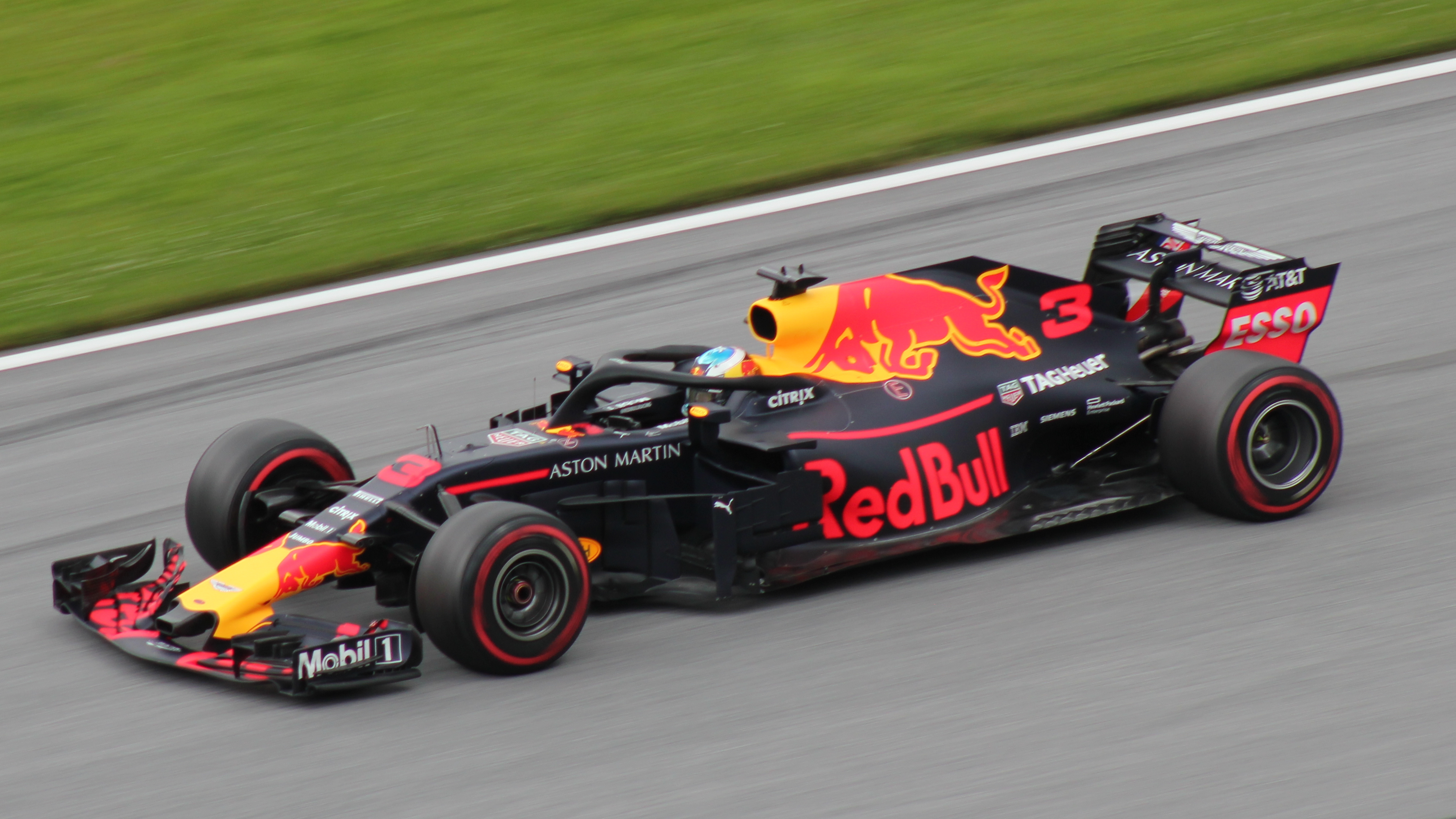 Red Bull RB14 Specs and Performance: Why Was This Car a Contender on Track?