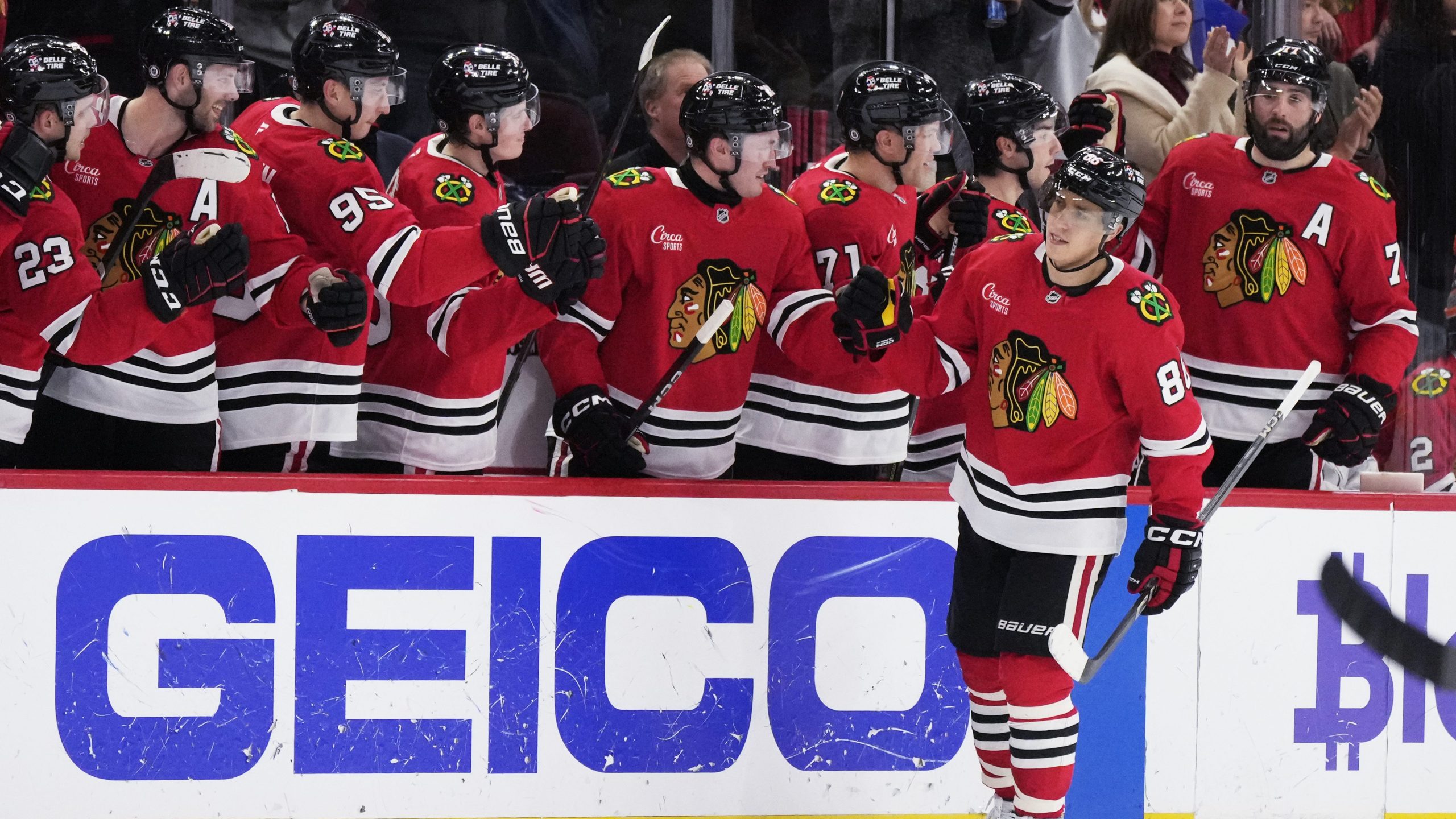 Need to know the score of the Chicago Blackhawks game last night, see details.