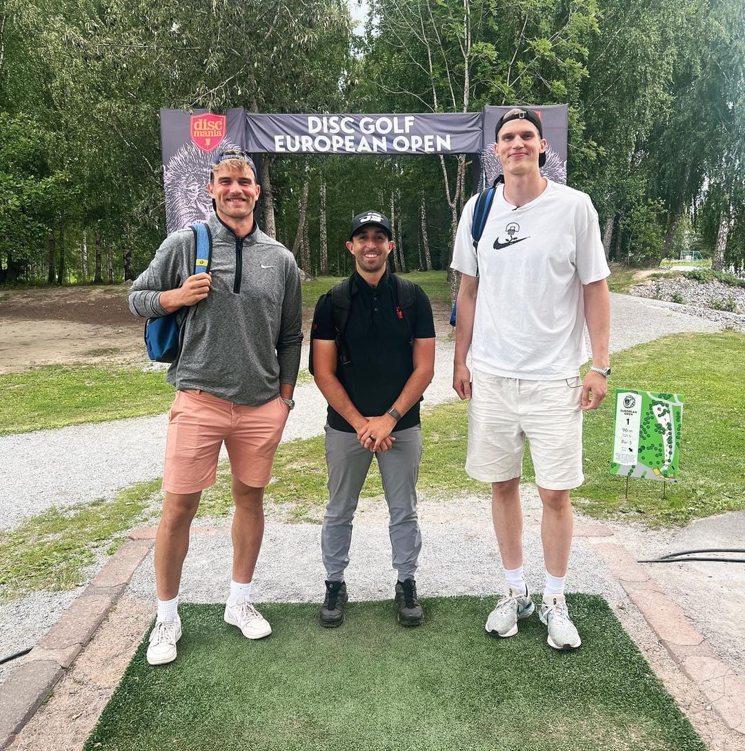 Lauri Markkanen disc golf techniques explored! See exactly how the tall Utah Jazz player throws discs.