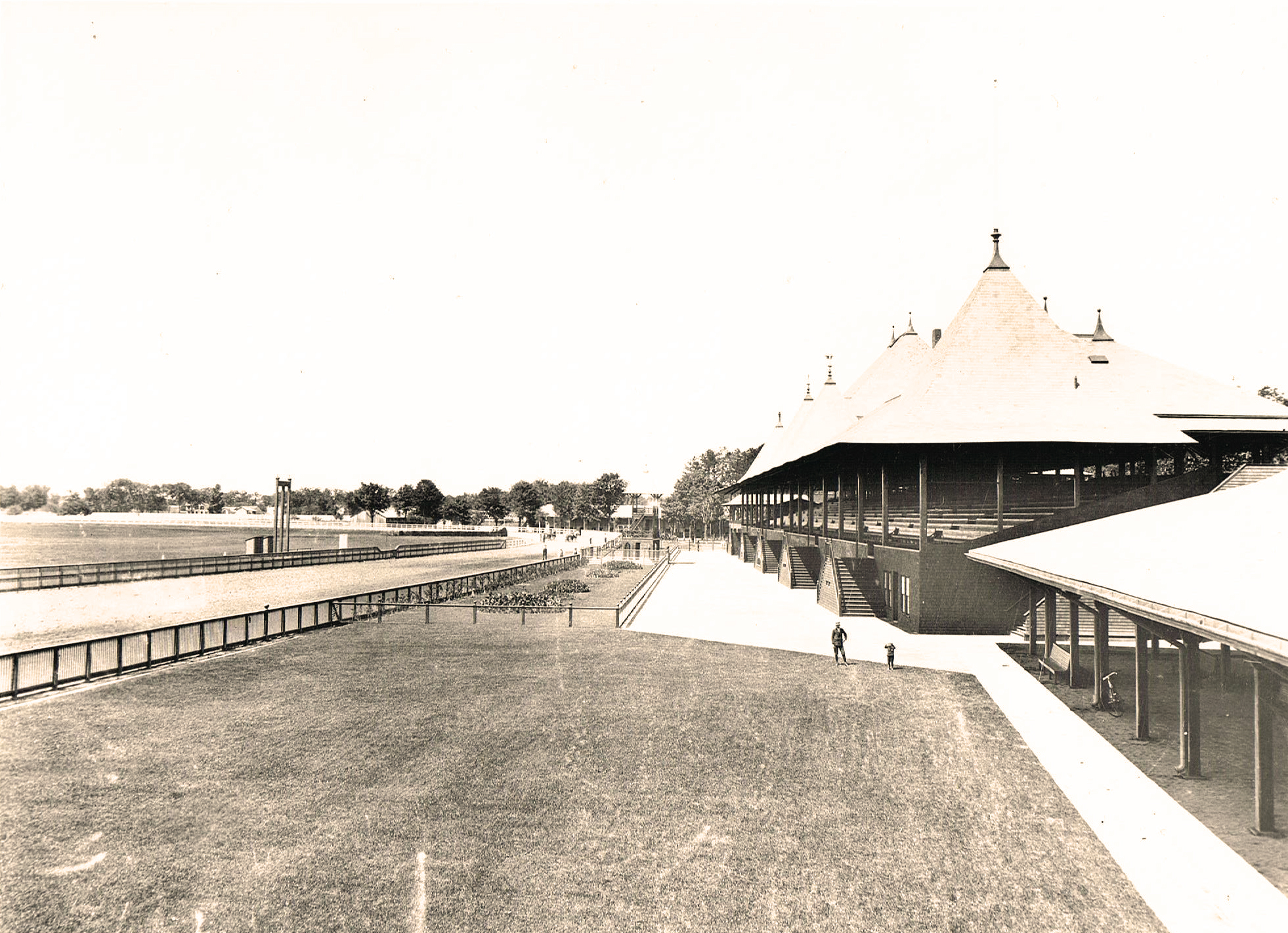 What do Saratoga Race Course pictures really show? Explore the history and intense beauty in these amazing visuals!