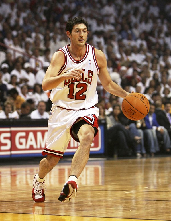 What made Kirk Hinrich college stats so notable? Explore his impressive performance playing for the Jayhawks basketball team.