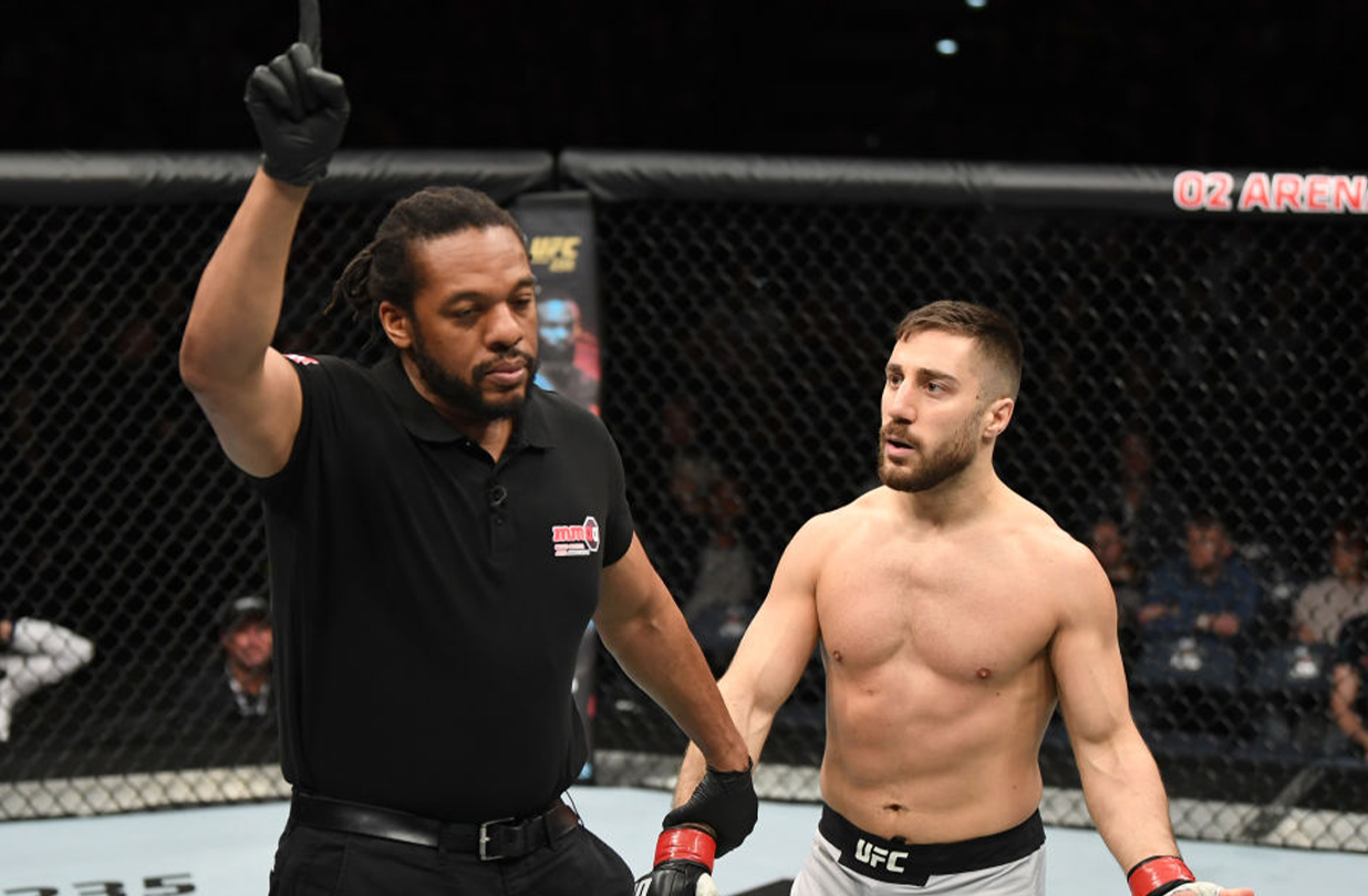 Curious about how much does a UFC ref get paid per fight? Heres a simple breakdown of their earnings.