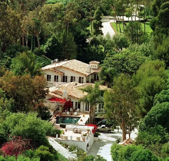 Wondering where does Stan Kroenke live exactly? Exploring his main residence and other properties.
