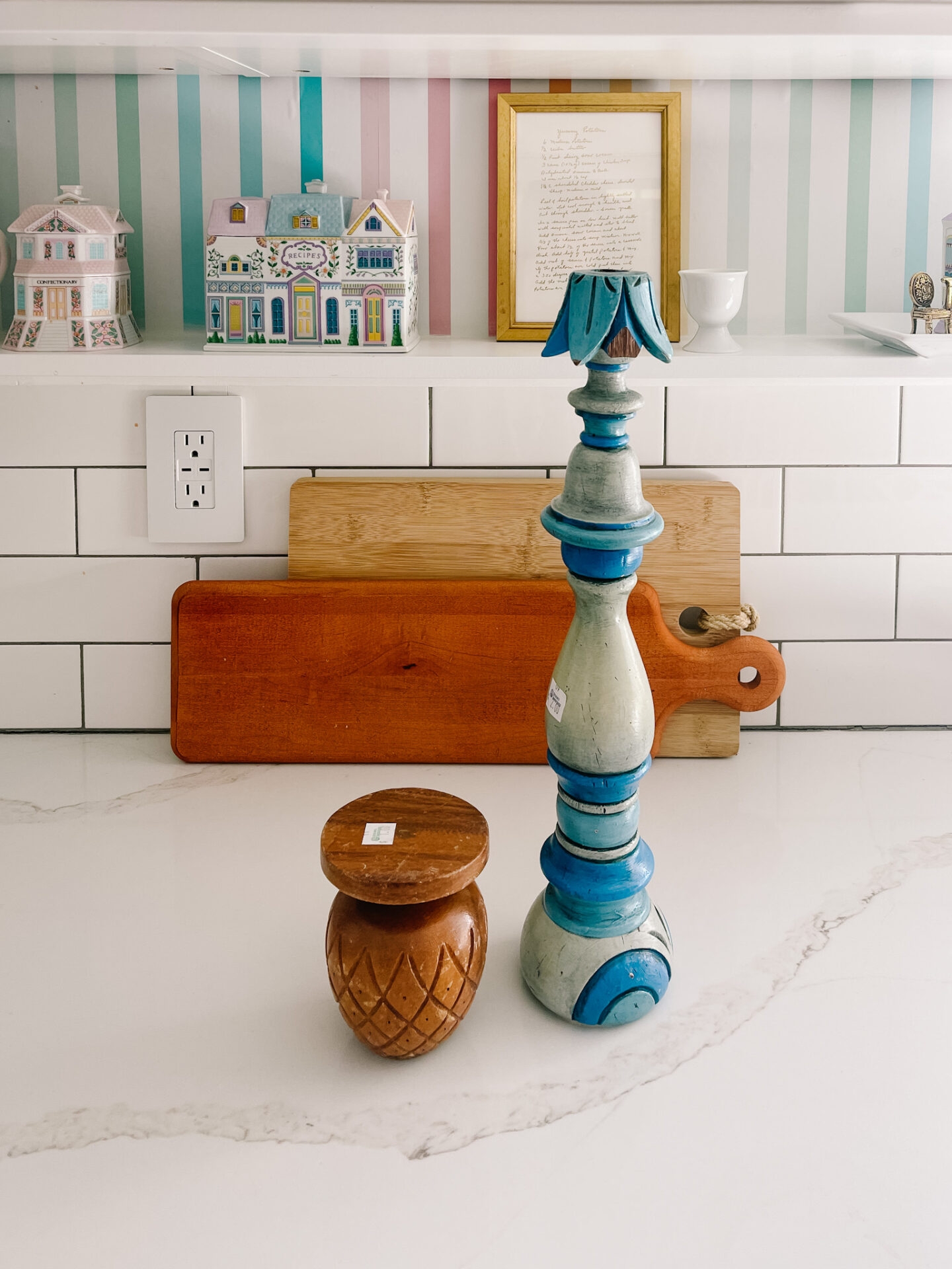 How do you decorate with a vintage wooden hat stand? Easy ideas to add that charming touch to your home.