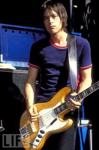 What was Simon Jones Verves role? Discover his key contributions to the bands sound.