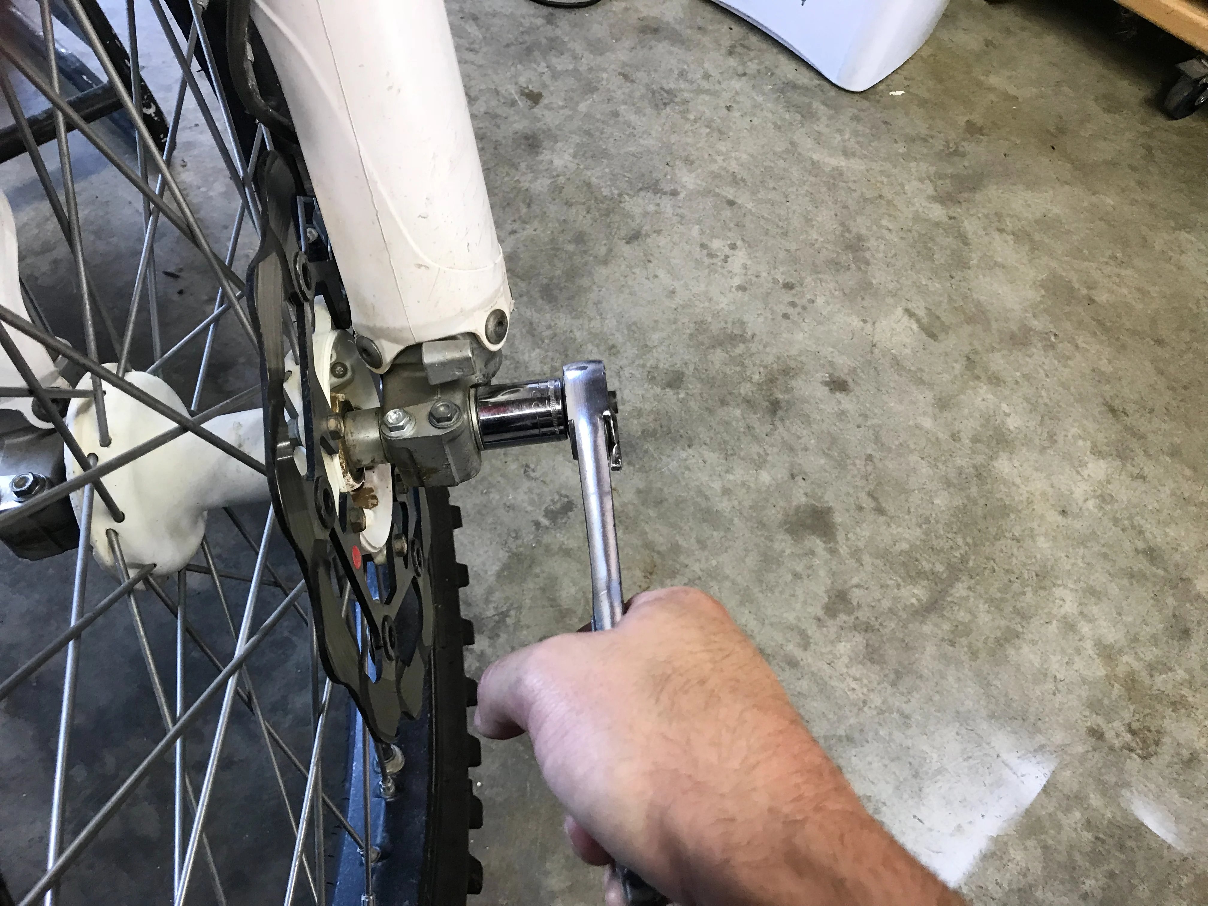 How do I do a front fork seal replacement? Follow these easy steps for your bike.