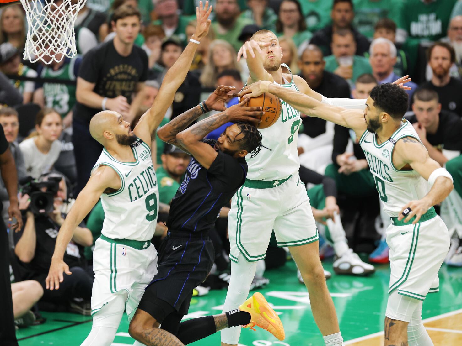 Curious about what was the score between Boston and Dallas? Get the complete game score breakdown easily now.