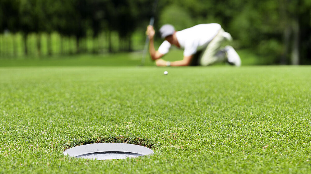 Want to seriously improve your putting? An aim point putting lesson can help (Learn this easy way to read greens like a pro)