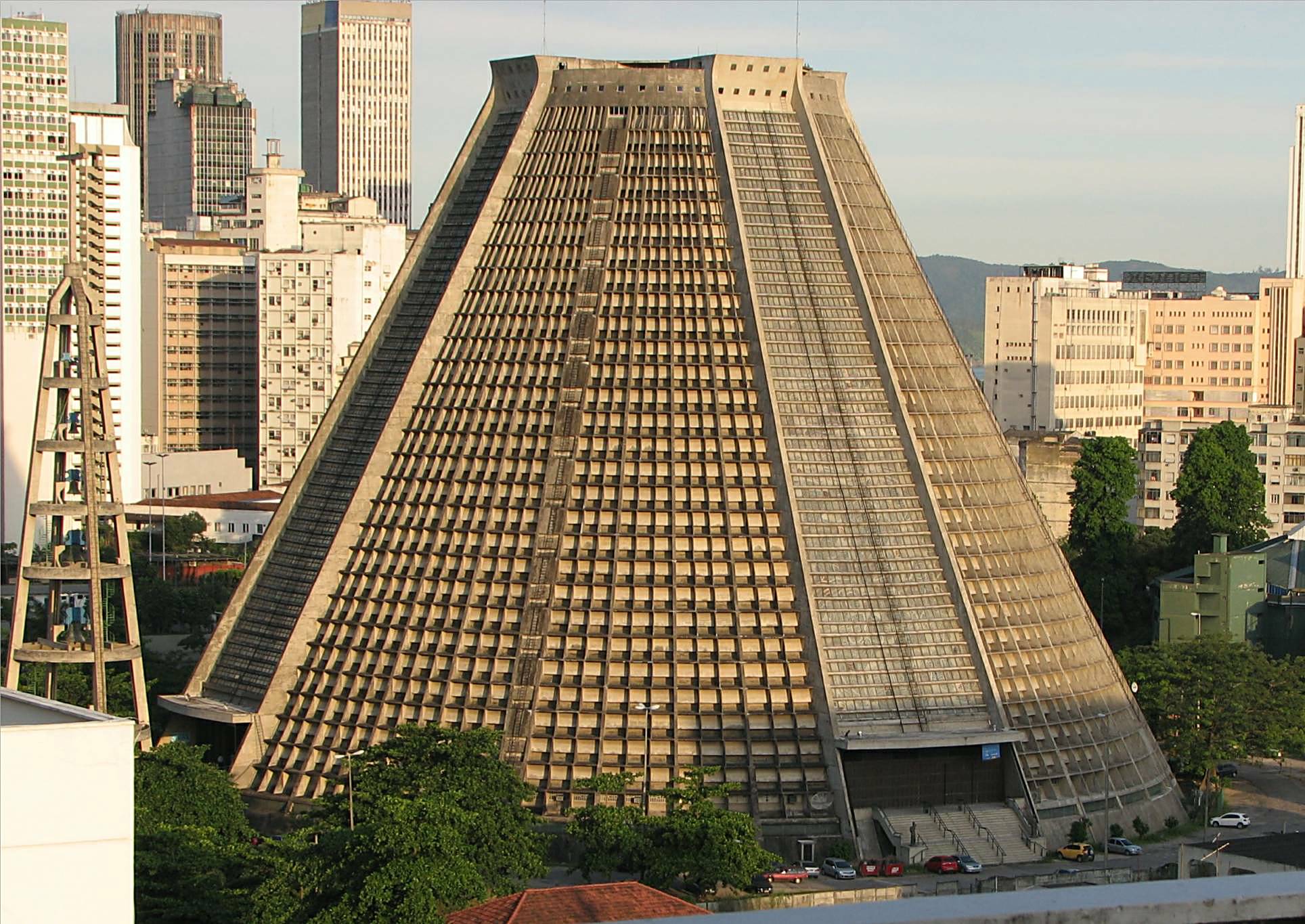 Why is the cattedrale di rio de janeiro a must see? (Its modern design is truly one of a kind!)