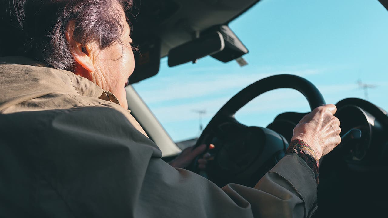 Are old old lady drivers really a safety concern? Lets look at the statistics and driving facts.