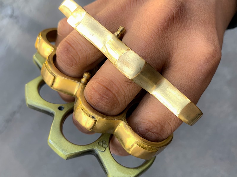 Want to understand the brass knuckle boxer? We clearly explain its origins and known variations.