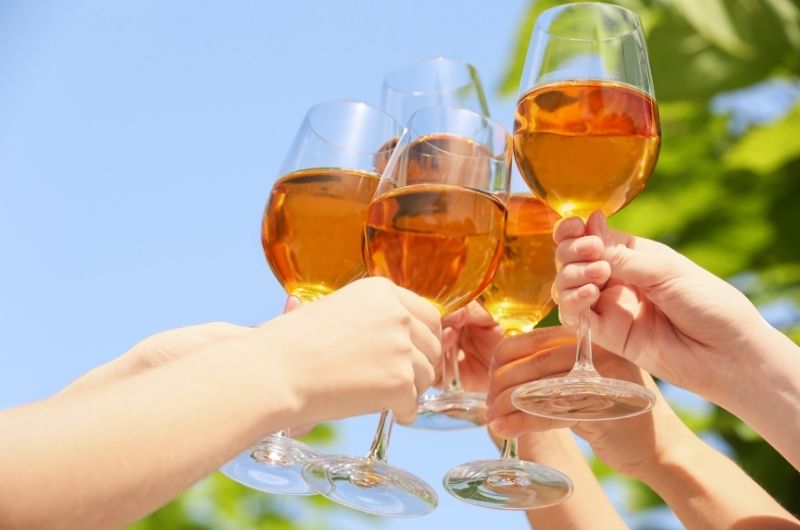 How to give a great champagne toast? Follow these simple steps for a memorable speech.
