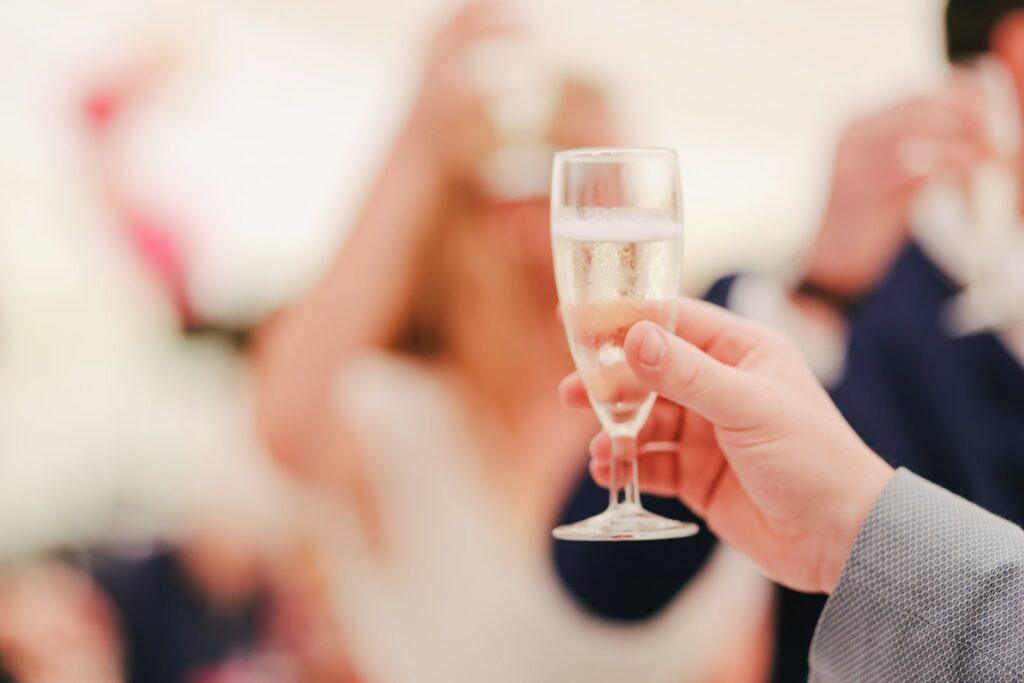 How to give a great champagne toast? Follow these simple steps for a memorable speech.