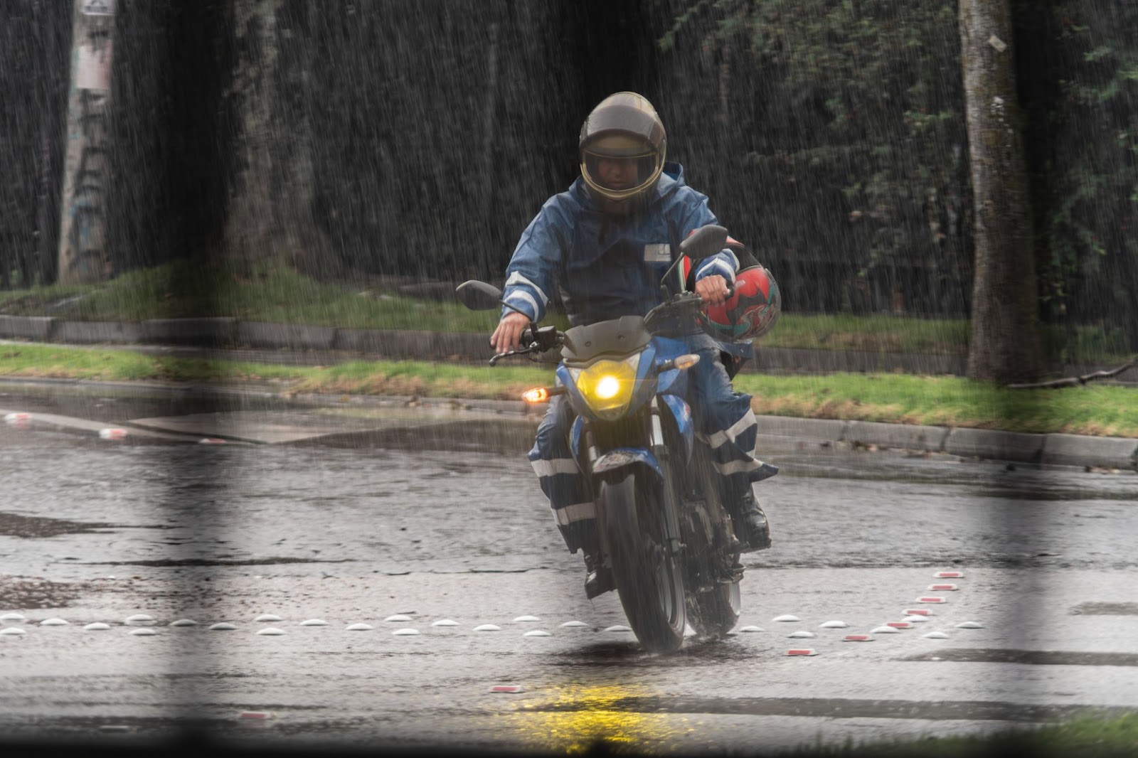 Common mistakes with motorcycle in rain (Avoid these risks on the road)