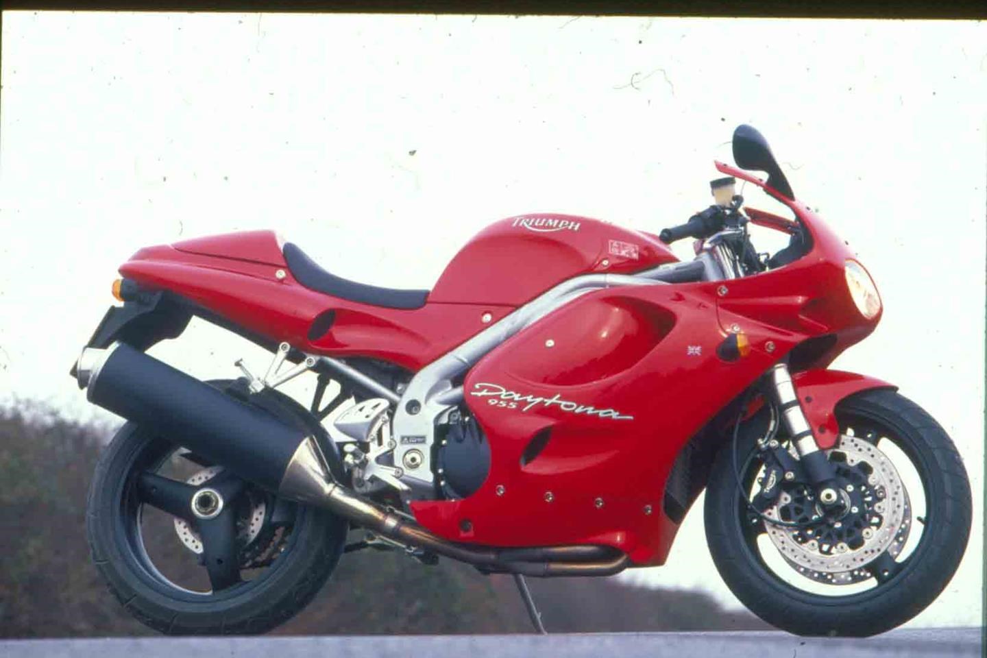 1999 Triumph 955i vs Other Old Bikes? Check Specs & See Why It Stands Out!