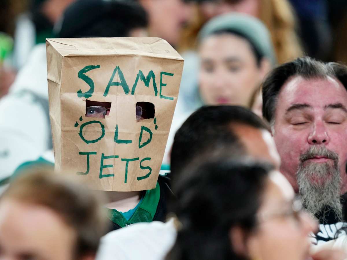Why Jets Fans Bag Head? 3 Big Reasons Behind the Craze