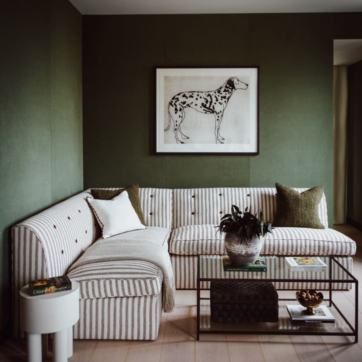 British Racing Green Looks Good With What? Easy Matching Color Ideas Inside